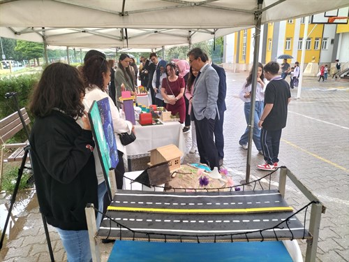TOKİ Şehit Emre Bolat İlkokulunda Teknoloji Tasarım sergisi düzenlendi.